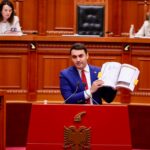 Deputetet në seancë plenare/ “Parlament analfabet!”, vijojnë thirrjet e protestuesve jashtë Kuvendit