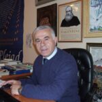 Parlamenti i rrethuar! Protestuesit bllokojnë daljet, deputetët e ministrat izolohen në godinën e seancave plenare (VIDEO)