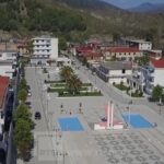 “Bela-ja e pushtetit”/ Protesta e të rinjve kundër Ballukut në SPAK, ironizon protestuesi: Kam ardhur t’i jap Belindës edhe 10 mijë lekëshin e fundit (VIDEO)
