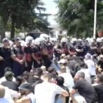 Parlamenti i rrethuar! Protestuesit bllokojnë daljet, deputetët e ministrat izolohen në godinën e seancave plenare (VIDEO)